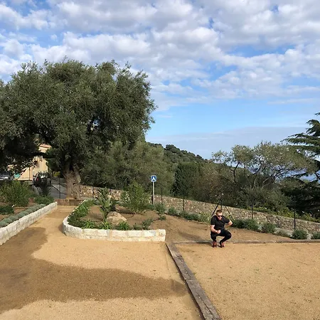 U Manellu アパートホテル